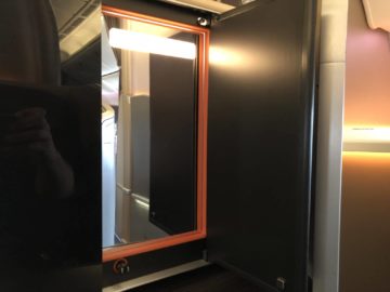 singapore airlines first class 777 spiegel licht rechts