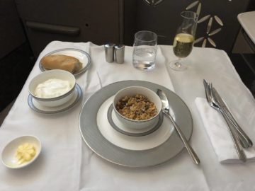 singapore airlines neue first class a380 joghurt grenola