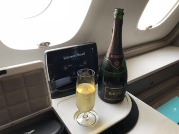 singapore airlines neue first class a380 krug champagne