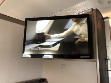 singapore airlines neue first class a380 monitor ausgefahren e1535189640547