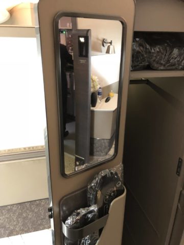 singapore airlines neue first class a380 spiegel verstauraum e1535185250820
