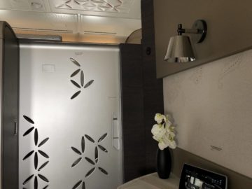 singapore airlines neue first class a380 suite tuer geschlossen