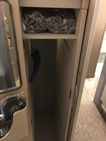 singapore airlines neue first class a380 verstauraum slippers decke e1535185273660