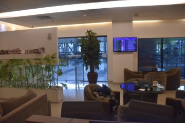 sitzbereich mit fluginformation pontestur lounge recife
