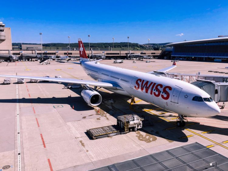 swiss airbus 330 flugzeug zuerich airport