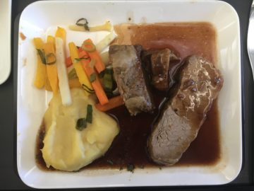 swiss business class 777 300er essen hauptgang 2