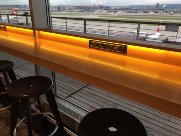 swiss business lounge zurich e gates anschluesse hocker
