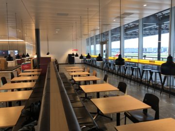 swiss business lounge zurich e gates tische hocker