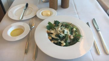 swiss first class boeing 777 300er essen salat