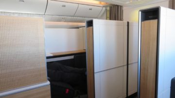 swiss first class boeing 777 300er schrank 1
