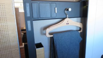 swiss first class boeing 777 300er schrank 2