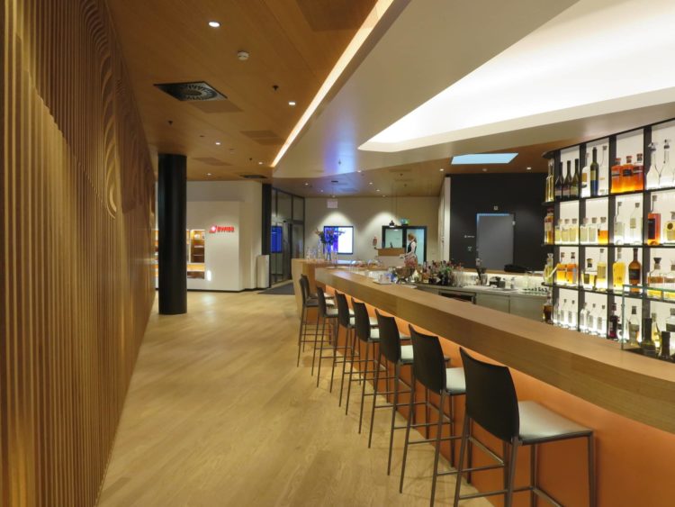 swiss first class lounge zuerich a bar 3