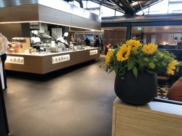 swiss senator lounge zurich a gates blick in die lounge