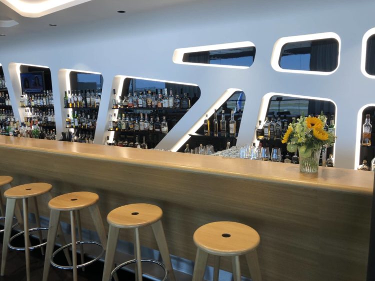 Swiss Senator Lounge Zürich Gates E Barhocker Whisky Club