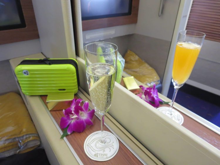 thai airways first class boeing 747 champagner