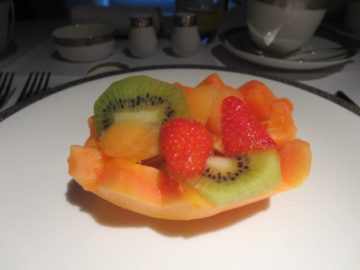 thai airways first class boeing 747 furehstueck obst