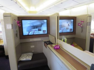 thai airways first class boeing 747 seitenablage 2