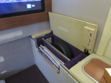 thai airways first class boeing 747 stauraum 1