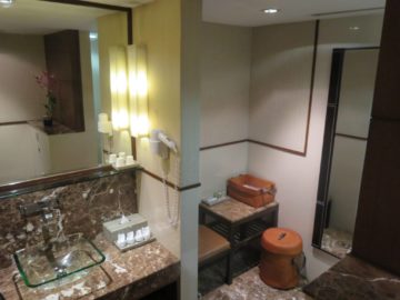 thai airways first class lounge bangkok dusche 2