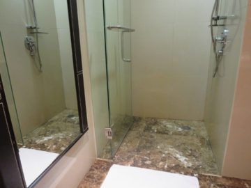 thai airways first class lounge bangkok dusche 3
