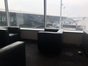 the loft by brussels airlines sessel blick aufs vorfeld