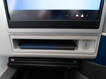 united airlines business class boeing 787 10 ablage usb tisch 1