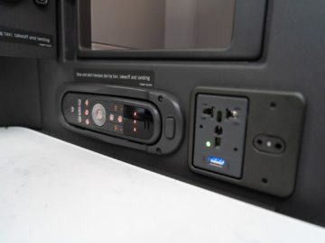 united airlines business class boeing 787 10 controler steckdose 1