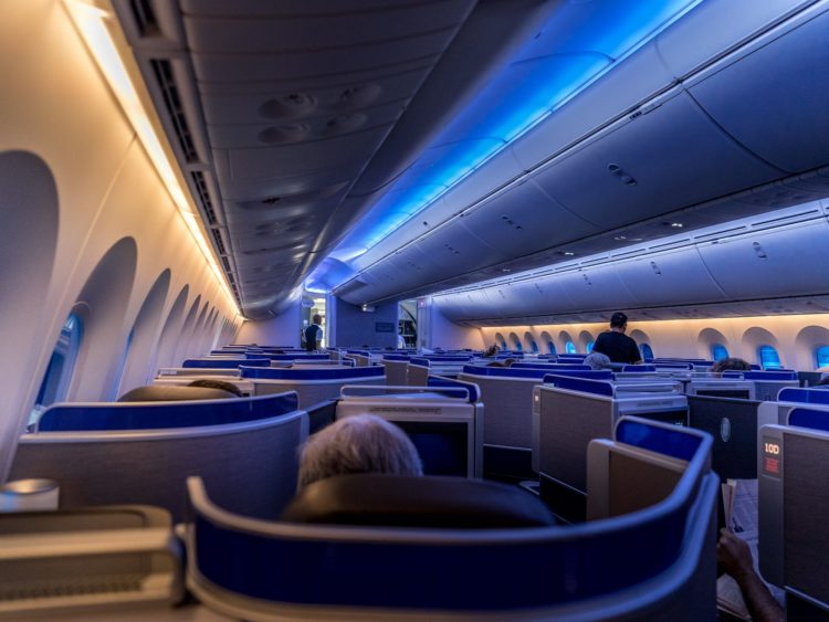 united airlines business class boeing 787 10 kabine von hinten 1