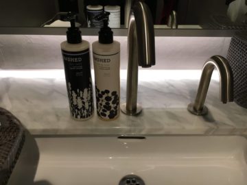united polaris lounge los angeles bad 3 e1555067403562