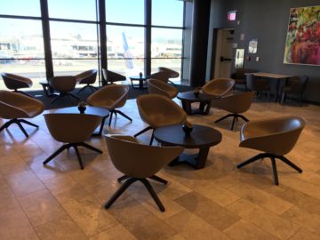 united polaris lounge los angeles sitzgruppe bar 1