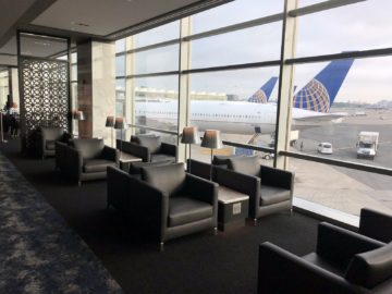 united polaris lounge newark nyc sessel blick rollfeld